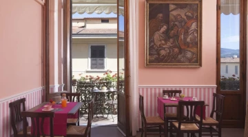 Breakfast room with small balcony
