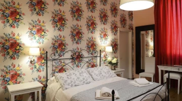 Double bedroom with towel set