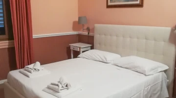 Room with double bed and guest towels