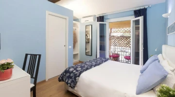 Double bedroom with small balcony and desk