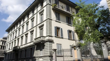 Vista sull'hotel dalla strada