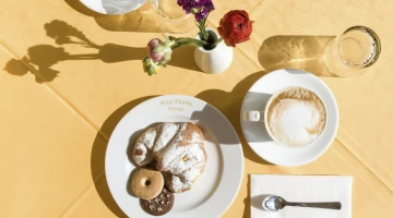 Colazione dolce con brioche e cappuccino