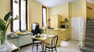 Angolo caffè con snack e bevande