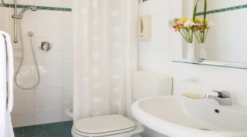 Bagno dotato di doccia con tenda