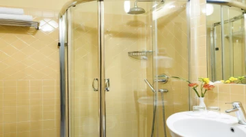 Bagno con box doccia angolare