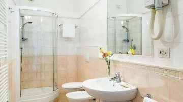 Ampio bagno con box doccia