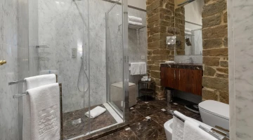 Salle de bain privée avec cabine de douche