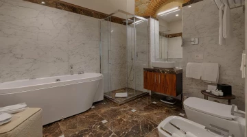 Salle de bain avec baignoire et cabine de douche séparées