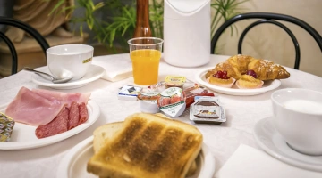 Petit déjeuner continental servi à table