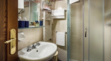 Salle de bain avec cabine de douche
