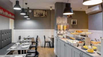 Breakfast room with buffet