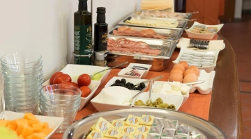 Buffet della colazione con prodotti salati
