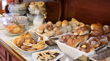 Buffet della colazione con prodotti dolci
