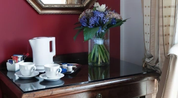 Bollitore con tè/caffè e tazzine