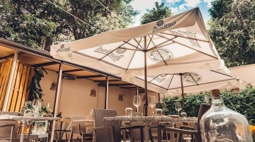 Jardin avec gazebo et tables