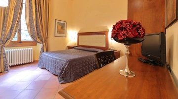 Chambre double avec bureau et TV