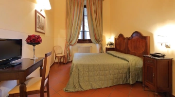Chambre avec bureau, TV et téléphone