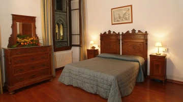 Chambre avec meubles anciens en bois