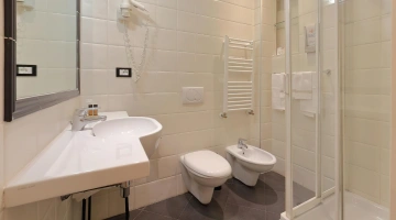 Salle de bain privée avec douche