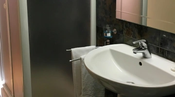 Salle de bain avec cabine de douche