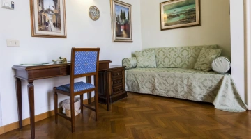 Canapé et bureau dans la chambre