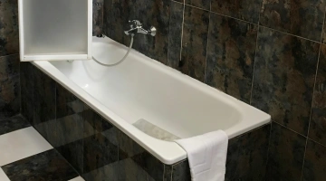 Salle de bain avec baignoire