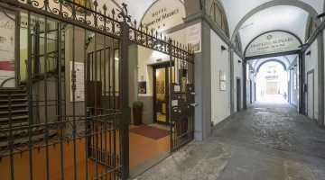 Entrance to the Cosimo de&#39; Medici hotel