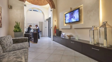 Divanetti e tv nella hall