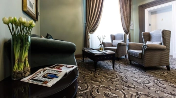 Loungebereich mit Sofas und Sesseln