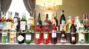 Auswahl an alkoholischen Getränken an der Bar