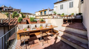 Terrasse mit Tischen und Stühlen