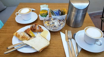 Süßes und herzhaftes Frühstück