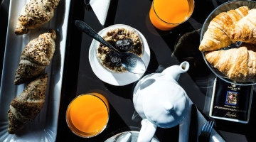 Süßes Frühstück mit Joghurt und Croissant