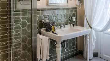 Privates Badezimmer mit Dusche