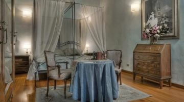 Superior room with canopy double bed