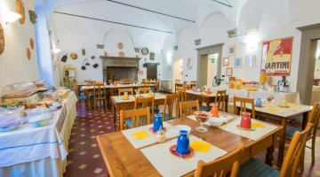 Tavoli allestiti per la colazione