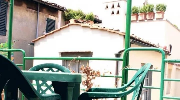 Kleine Terrasse im Zimmer