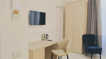 TV et bouilloire électrique dans la chambre