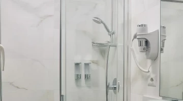Salle de bain privée avec douche et sèche-cheveux