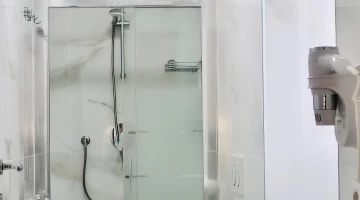 Salle de bain avec cabine de douche