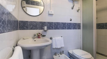 Salle de bain privée avec cabine de douche