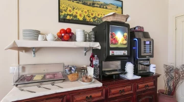 Buffet petit-déjeuner et machine à café