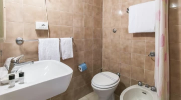 Salle de bain avec douche avec rideau