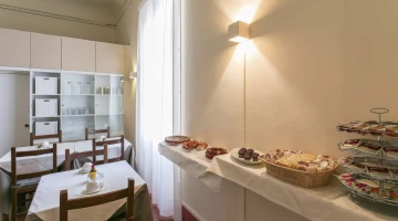 Tables dressées pour le petit-déjeuner