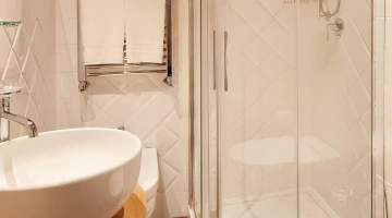 Privates Badezimmer mit Dusche