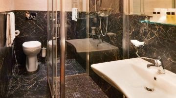 Privates Badezimmer mit Dusche und Pflegeset
