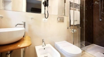 Badezimmer mit Haartrockner und Dusche