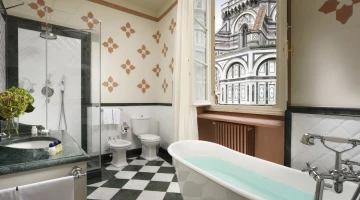 Salle de bain privée avec baignoire et cabine de douche