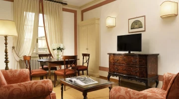 Salon avec TV et sièges en suite