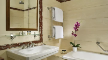 Kit de courtoisie et serviettes dans la salle de bain